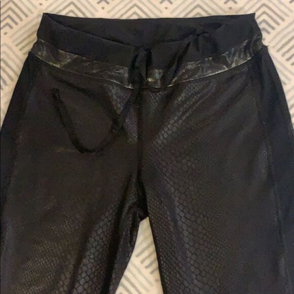 💥CROC--EMBOSSED cropped sweatpants💥 - Picture 2 of 8